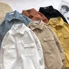 Camicie casual da uomo 2024 Primavera Autunno Uomo di alta qualità Drappo di colore solido Camicia a maniche lunghe allentata per gli uomini Moda Streetwear