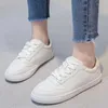 Sapatos casuais 2024 verão feminino tamanho grande 35-43 pequeno branco respirável confortável tênis moda skate