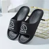 Pantoufles Couple Summer Beach Slides Femmes Cartoon Bear Tongs Hommes Semelle épaisse Salle de bain intérieure Sandales antidérapantes Dames Shoes030 H240322