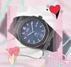 Mens Quartz Designer Watches 42mm rostfritt stål gummi affärsmode armband montre de luxe armele gåvor klockor hög kvalitet