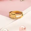 Diseñador chapado en oro para mujer Moda Diseñadores de letras dobles Anillos Pequeño anillo de diamante Regalo de fiesta de boda Joyería de alta calidad