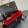 Bolsa de couro designer saco de luxo mulheres ombro crossbody saco vintage latão artesanato efeito v logotipo sacola botão magnético interruptor vermelho pele de carneiro forro bolsa