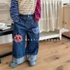 Брюки, весна 2024, детские джинсовые повседневные прямые брюки для маленьких девочек, шаровары с нашивками для маленьких мальчиков, детские универсальные джинсы