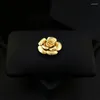 Broches 1859 Luxe Retro Camellia Broche Vrouwen Bloem Smal Pak Hals Pin Anti-Blootstelling Vest Gesp Kleding Accessoires Sieraden