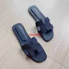 Sandales en cuir Oran Slippers pour femmes Dongguans Plateformes haut de gamme remplacer les pantoufles classiques par des sandales en jean à fond plat pour les femmes ont le logo Gro6