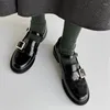 Klädskor patent läder kvinnor metall dekoration rund tå platt med klackar spännband kortfattad stil zapatos elegantes de vestir