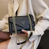 Cross Body Designer Väskor för kvinnor Mens Sling Bag Pu Letter Invertered Triangle Svart vit röd väska mode axelväska lady små väskor plånböcker dagligen casual casual