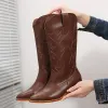 Stövlar Nya modekvinnor Midkalv Western Boots Cowboy Point Toe Knee High Pull On Boots damläderbroderi Botas Mujer 3543