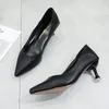 Ubierz buty wysokie obcasy damskie szczupłe francuskie spiczaste dzieło w pojedynczym profesjonalnym stylu