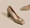 مصممة نساء عارية الكعب الكثيفة أحذية جلدية براءات اختراع جلدية عالية الكعب 7 سم الأزياء الفاخرة المتسكع