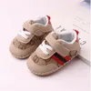 Baby Single Shoes Baby Spring Handgjorda Sydd väska Anti Slip and Wear Resistant Soft Sole Walking Shoes