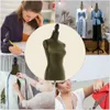 エンコムルグリーンドレスは、縫製、展示、ベージュのスタンドを備えた高さ調整可能なマネキンボディ、女性の胴体を形成します
