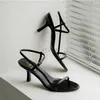 Sapatos de vestido verão sandálias baixas mulher terno de couro feminino bege mulheres saltos altos de salto baixo preto conforto novo stiletto girlsxr5h h240321