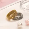 Anello di design di lusso placcato oro 18 carati per le donne Anello di moda Doppia lettera Designer Anelli Anello a catena Anello di nozze Regalo Gioielli di alta qualità