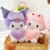 2024 Cartoon 35cm abbraccia amore piccolo diavolo Peluche Bambole farcite Anime Regali di compleanno Decorazione della camera da letto di casa