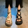 Nieuwe Dikke Zolen Open Teen Casual Sandalen Voor Vrouwen In De Zomer Sandaal Nieuwe Niche Ontwerp Uitgehold Mode Platte Bodem Romeinse Schoenen 240228