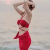 Bellissimo costume da bagno bikini a tre pezzi sul retro Costume da bagno sexy da spiaggia Vacanza al mare nel vento