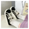 Sapatos casuais 2024 meninas branco luz marrom sneakersdesigner lona mulheres baixas sapatilhas dedo do pé largo rendas até formadores confortáveis w