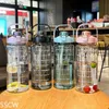 Bouteilles d'eau Grande bouteille d'eau 2l bouteilles de Sport avec échelle de temps paille Gym Fitness bouilloire cruches tasses en plein air voyage en plastique eau potable tasse yq240320
