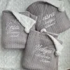 Nome personalizado cobertores do bebê nascido malha swaddle envoltório algodão crochê criança infantil cama do bebê berço carrinho de criança capa 240311
