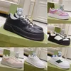 Designer sneakers rhyton casual skor läder tjock suled mens kvinnor pappa sneaker vintage chaussures snörning ökar plattform fritid gussie skor