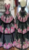 2023 Black Damas Quinceanera 드레스 자수 3 층 공주 strapless laceup backless 댄스 파티 드레스 Charro Sweet 15 Dress7180878