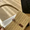 Nuova borsa sottomanica in paglia intrecciata Borsa a tracolla da donna Borsa a tracolla da donna La nuova borsa sottomanica presenta un aspetto semplice e un bellissimo logo del marchio con un hdmbags premium