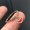 Lyxsmycken qeelins ring inlagd röd agat ruyi låsring med pläterad 18k guld fashionabla och personliga pekfingerljus lyx och unik designkänsla ring