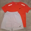 Дизайнерский мужской спортивный костюм люксового бренда Футболка с принтом и шорты Комплект из 2 предметов Спортивная одежда Модный спортивный костюм Jogger.