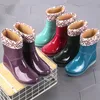 Chaussures de pluie Chaussures d'eau chaude rembourrées pour femmes bottes de pluie en tube court chaussures en caoutchouc antidérapantes hiver épaississement porter des pieds de protection 240309