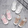 Barn sandaler sommarflickor pojkar utskärare sneakers andningsbara barn sportskor stängd tå baby småbarn strand sandalier csh1374 240307