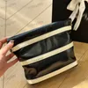 22 Mini Saco de Lixo Moda Feminina Bolsa de Ombro Couro Preto e Branco Listras Gold Hardware Fivela de Metal Bolsa de Luxo Bolsa Matelassê Bolsa Crossbody Bolsa de Maquiagem 19c