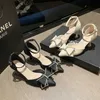 Ny sommarsandal High Sandles Heels Women's Slim Sandals Women French Style distinkt Pointed Diamond Bow Sandal Flip Flop 240228