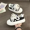 Scarpe Casual bianche da donna 2024 Sneakers con plateau tinta unita calzature da donna tendenza leggera PU vulcanizzata