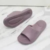 Tofflor Nytt mode sommarpar fast färglättnad Flat Slides Lithe tunna sandaler för kvinnor män hem inomhus flip flops01mcjy h240322