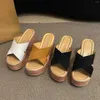 Slippers Fashion Fashion Fashion épaisse plate-forme de plate-forme Sandales extérieures plage intérieure pour les femmes Round Walking Flats Footwear Summer Hot With Box