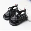 Yeni düdük çocuk sandalet 0-1-2 yaşında kayma karşıtı giyim-dirençli inek sole pu bebek yürüyüş ayakkabıları