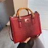 Borse di marca di moda all'ingrosso transfrontaliere Nuova borsa tote Borsa da donna in bambù modello coccodrillo casual di grande capacità