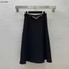 Abito da donna gonne Abiti firmati marchio in due pezzi Set di camicie con spilla decorazione Abito moda donna Vita alta e gonna lunga decorata con abiti a catena dorata Mar 20