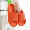 Hausschuhe Sommer Männer 2023 Sandalen Frauen EVA Weichen Boden Indoor Hause Rutschen Licht Strand Schuhe Männliche Flip-Flops Große Größe 45012L4Y H240322