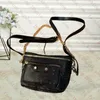 Designer Mini Bumbag Crossbody Bag Stylish EmmossmentLuxury Belt Bum Bag Men bröstväskor kedja och läderband axel crossbody 82208