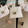 2024 Jewelry Designer Märke hänge halsband mot guld Little Red Porcelain Spring Necklace med stor midjelkrage kedja plätering live sändning