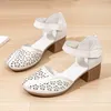 Модельные туфли, летние сандалии Baotou для женщин, универсальные полые туфли на высоком толстом каблуке с круглой головкой для детей среднего и пожилого возраста