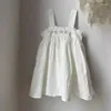 Flicka klänningar baby flickor klänning 2024 sommar koreansk stil broderad bomull avslappnad enkel ärmlös prinsessa söt för