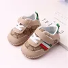 Baby Single Shoes Baby Spring Handgjorda Sydd väska Anti Slip and Wear Resistant Soft Sole Walking Shoes