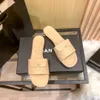 extérieur pour femmes sandal slipper Designer Slide Channel Sliders plage plaque plage de plage mule sexy metal logo hommes luxe 10a de qualité supérieure d'été Mobine de cuir sandale dame cadeau