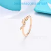 2024 Designer Marque De Luxe Bijoux Bagues Bagues Diamant Noeud 18k Plaqué Or Rose Sur Cuivre Blanc Pour Femmes Personnalisé Mode Bague Visage Lisse