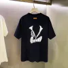 T-shirt da uomo e da donna per amanti delle magliette a maniche corte. Tecnologia di perforazione a caldo. Il designer di tessuti avanzato realizza abiti sportivi da strada