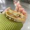 Charm Bilezikler 18K Katı Altın Kaplama Bangles Kare Kadınlar İçin Büyük Bileklik Düğün Partisi Kadınlar Lüks Takı Q240321