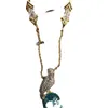 مصمم قلادة المجوهرات على شكل زرقاء باللون الأخضر مع مصمم مجوهرات للماس للنساء